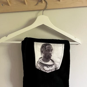 Coola jeans med tryck - Säljer mina travis jeans pga att de ej är min stil längre. 