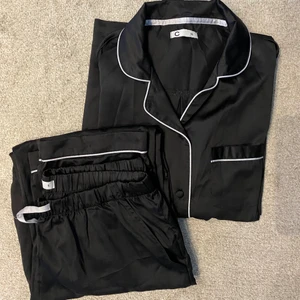 Pyjamas set  - • Pyjamasset i ”silkes”liknande tyg från Cubus. Långärmad tröja med knappar och långbyxor.  • Tröjan är i storlek XS men stor i storleken så passar även S, byxornas är i storlek S.  • Använd någon enstaka gång, fint skick!