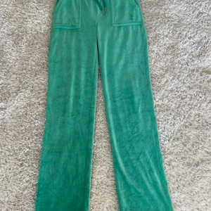 Juicy couture  - Säljer mina jättefina juicy couture byxor då jag köpte fel storlek! De är använda c.a 5 gånger men är som nya! 🥰De är i storlek XS men passar S!✨ Köparen står för frakt🥰