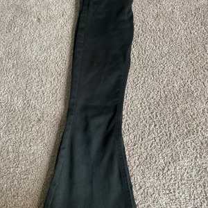 Svarta bootcut jeans - Svarta bootcut jeans, använda men i bra skick. Dem är stretchiga och väldigt sköna 