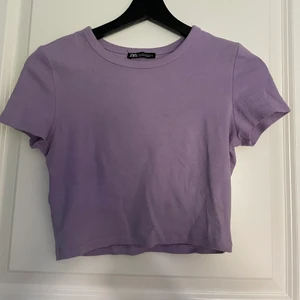 Zara topp - Croppad t shirt från zara i storlek S. Pris 40kr+frakt skriv privat för mer bilder/frpgor