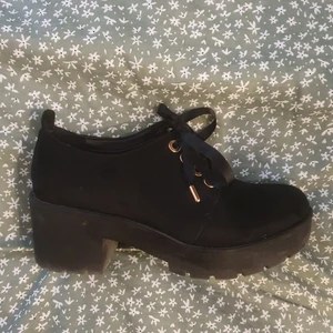 Plattformsskor med hög klack - Supercoola skor med plattform och hög klack. Det är mocca-tyg på skorna och snörena är av sidenband! De är väldigt bekväma och klacken låter inget när man går. 