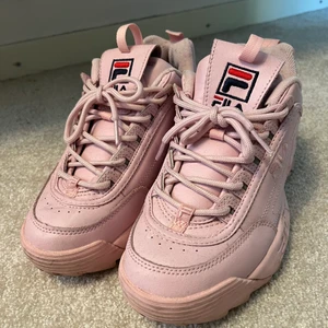 Rosa Fila - Ett par rosa Fila med brodyr, köpa i usa! Använda en handfull ggr. Fint skick, kommer inte till användning 