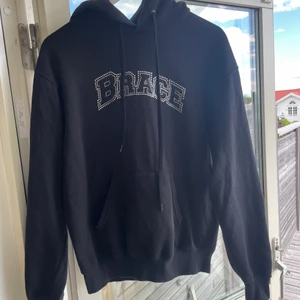 Rhine stone hoodie (brace) - En svart rhine stone hoodie av märket brace. Nypris 700kr Storlek: m/s Köparen betalar frakt!