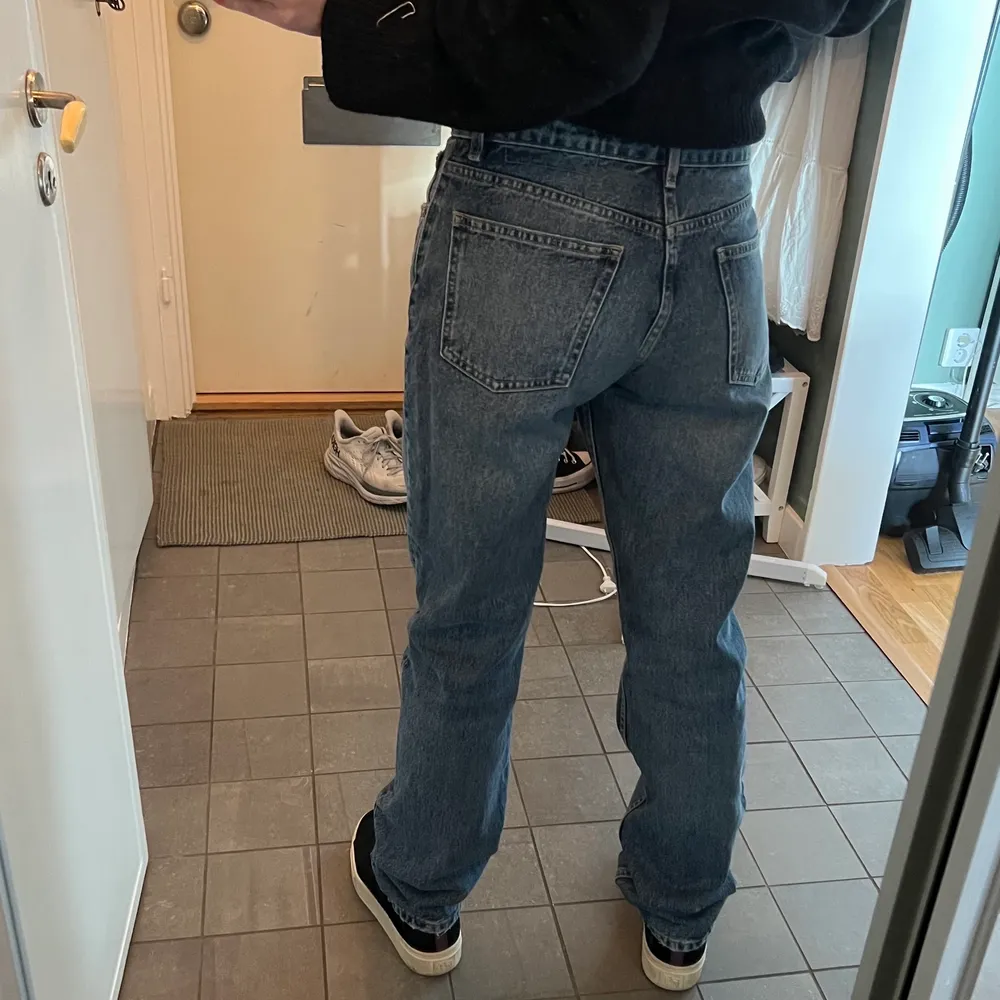 ⚠️KLICKA INTE PÅ KÖP DIREKT⚠️ Populära zara jeans i modellen mid rise straight. Nästan aldrig använda.  Storlek 38 men jag har normalt sätt storlek 36 o de passar mig perfekt om man vill ha lite mer ”oversized-look”🥰. Jeans & Byxor.