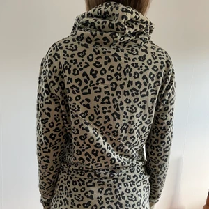 Leopard hoodie s/m - Mysig lång hoodie med fickor. Går över rumpan. Leopardtryck. Storlek S/m.  Köparen står för frakt.