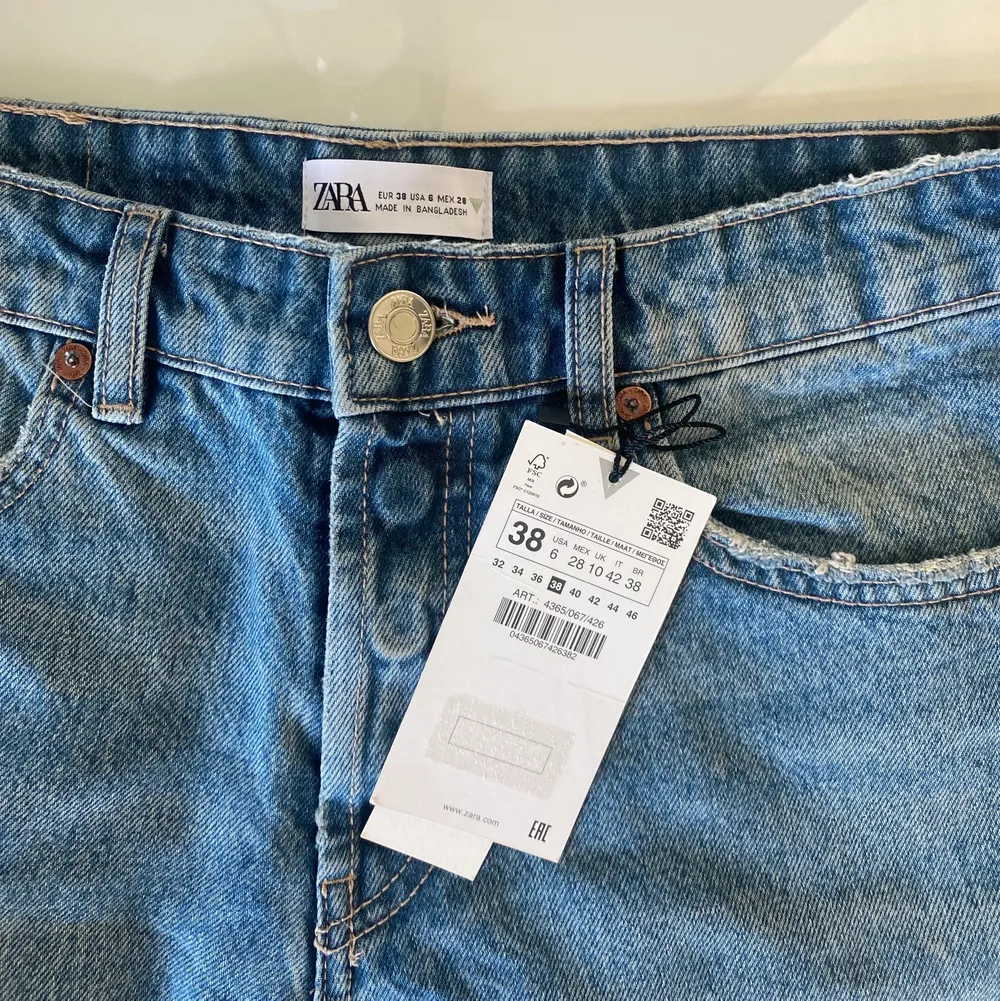 Helt nya oanvända jeans från zara. Straight fit strl 38💕💕 Köpare står för frakt!. Jeans & Byxor.