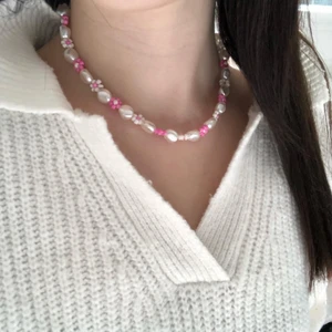 Rosa Blom-halsband - 𝐻𝑎𝑙𝑠𝑏𝑎𝑛𝑑𝑒𝑡 𝐹𝑙𝑜𝑟𝑎🌷🤍   𝐽𝑎̈𝑡𝑡𝑒𝑓𝑖𝑛𝑡 𝑟𝑜𝑠𝑎 𝑜𝑐ℎ 𝑣𝑖𝑡𝑡 𝐵𝑙𝑜𝑚－ℎ𝑎𝑙𝑠𝑏𝑎𝑛𝑑 🌸🤍  𝐺𝐽𝑂𝑅𝐷 𝐼 𝐸𝐿𝐴𝑆𝑇𝐼𝑆𝐾 𝑇𝑅𝐴̊𝐷， 𝑂𝐶𝐻 𝑆𝑀𝐴̊ 𝑆𝐸𝐸𝐷 𝐵𝐸𝐴𝐷𝑆 𝐿𝐴̈𝑁𝐺𝐷： 40𝐶𝑀   37 𝑘𝑟 𝑝𝑙𝑢𝑠 𝑓𝑟𝑎𝑘𝑡💗🤍🤍 12kr frakt Ej vattentät! Instagram: smileyyjewelry