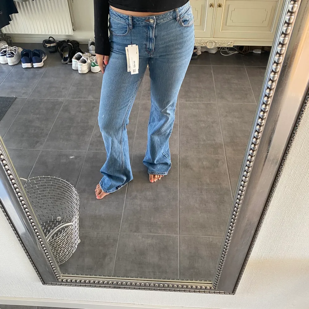 Säljer dessa superfina mid waist jeansen ifrån zara!! Verkligen jättefina men har bara inte kommit till användning. Helt oanvända med lappen kvar. Storlek 40, men passar mig som vanligtvis har 38!!!  💞💞💞. Jeans & Byxor.