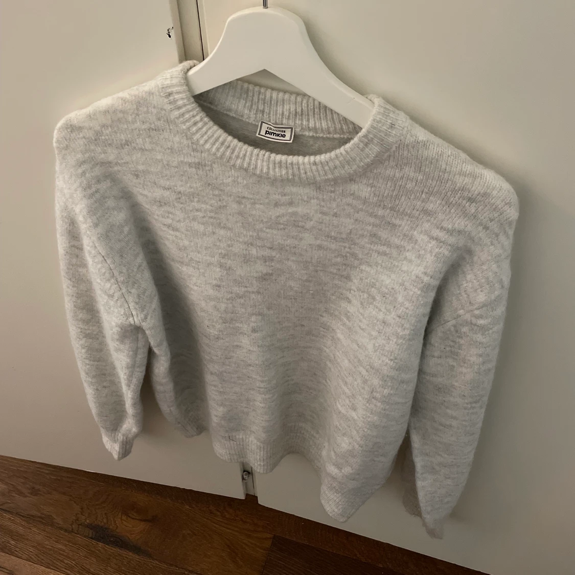 Stickat ljusgrå tröja - 91