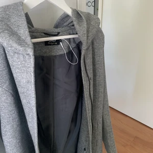 Höst Kappa - Säljer nu min fina kappa. Är från Nelly och märket Only. Skulle säga att den passar både XS och S. Är endast testat och säljer då jag redan har en. Köpte för 899kr. Är varm och fin. 💕