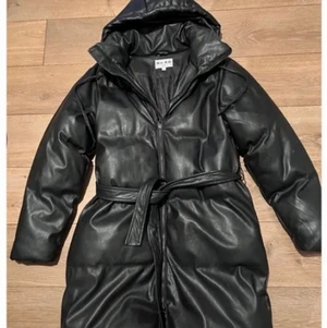 Jacka NA-KD - Hej Säljer en pufferjacket får NA-KD i storlek 38. 