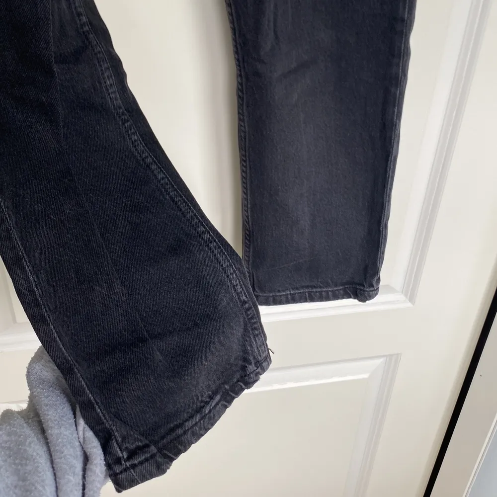 Ingen missfärgning, som sprillans nya jeans från zara i storlek 40, perfekt längd och inget släpande på marken när man går. Jeans & Byxor.