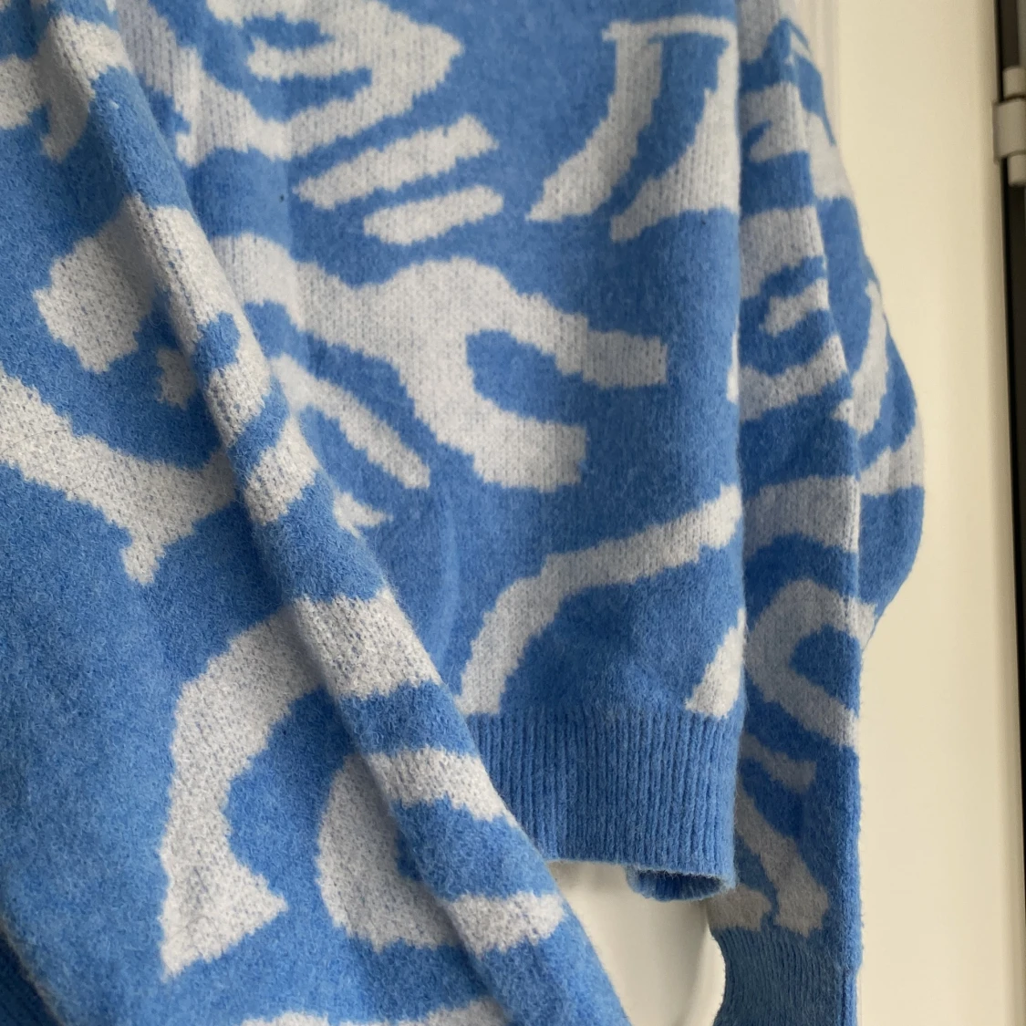 Ljusblå sweatshirt med mönster  - 91