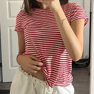 Röd randig tshirt - Säljer eftersom den inte kommer till användning!❤️