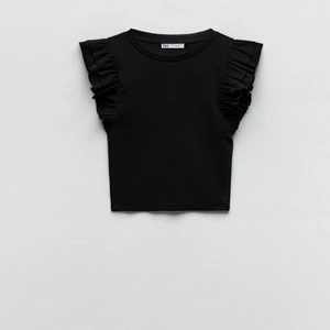 Svart tröja med volanger - Säljer denna svarta volang tröjan. Har använt den  3 gång. Så bra som ny, kontakta om ni är intresserade. Köparen står för frakten☺️