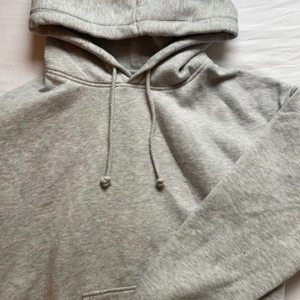 Grå hoodie - Grå hoodie ifrån Bik Bok, mycket bra skick! Nypris 399🤍