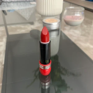Rött läppstift  - Rött läppstift, aldrig använd 