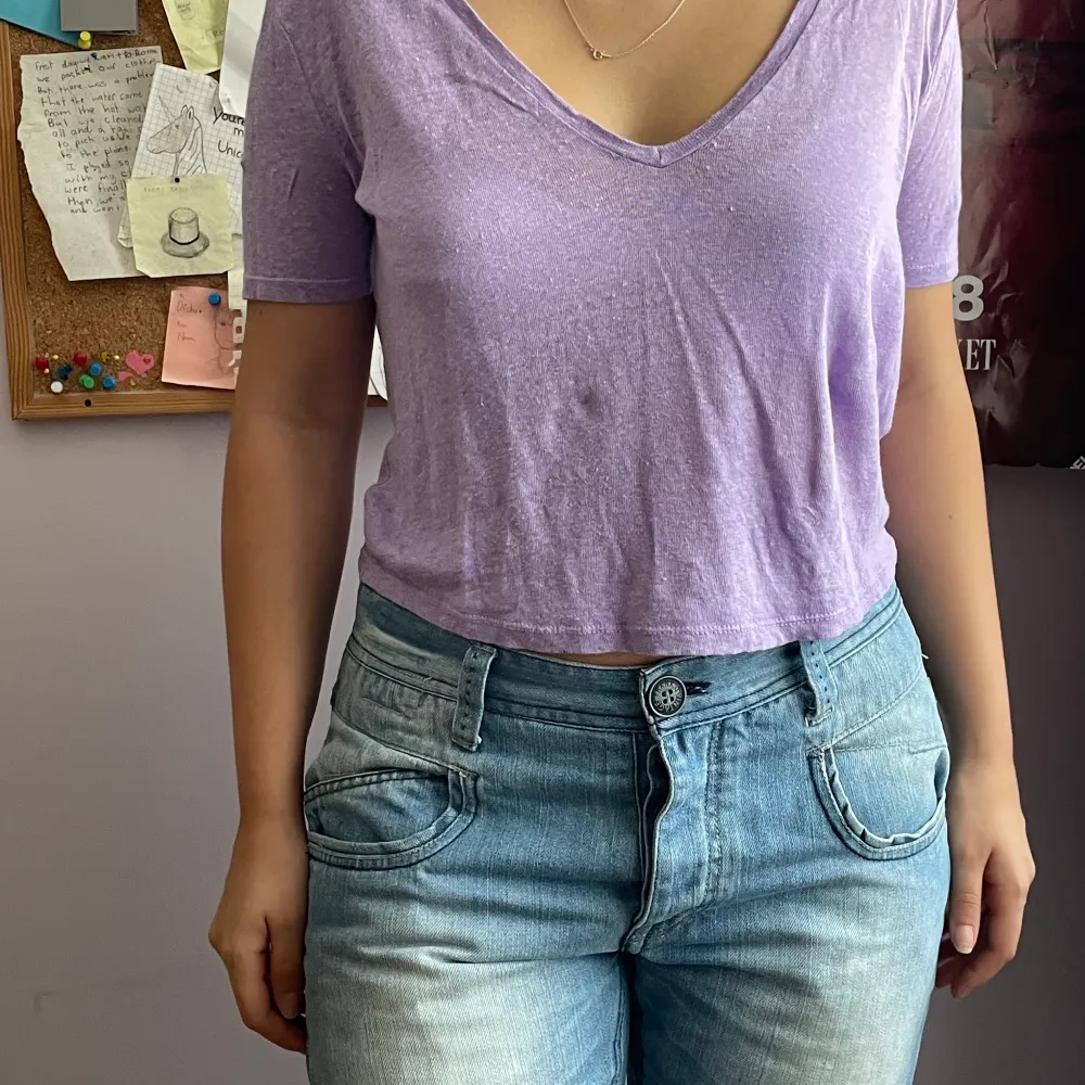 Size - L/M, Condition - used but still in good condition, Style - flowy v-neck purple top . Toppar.