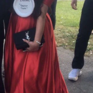 Röd klännig fest - Hej nu säljer jag min balklännig som är använd en gång  den är i stl 34 till 36 som passa mih stl 36 den har en slits vid bennet även inbyggda  bh vilket är skönt då man slipper ha bh på sig 