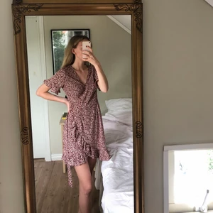 AVA Klänning - Säljer en omlottklänning från det australienska märket AVA som tyvärr bara hänger i garderoben. Klänningen är i strl 12, men passar flera storlekar då den går att justera efter önskad passform. För referens är jag storlek S. Använd men i felfritt skick, inget att anmärka på 🦋💜 