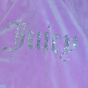 Intressekoll - Juicy det med diamant 💎 säljer då jag inte använder det, skriv för mer bilder  Köp bara hoodien:450kr Bara byxorna:500kr Hela setet: 850kr Pris kan diskuteras  Mer frågor ? Kontakta mig  KÖP INTE DIREKT!