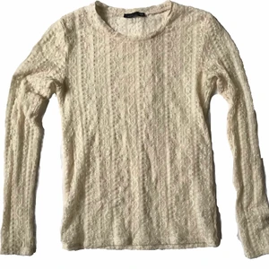 mesh top  - väldigt fin genomskinlig top - med rätt fast tyg  köpt andrahand och lite använd av mig men annars bra skick!