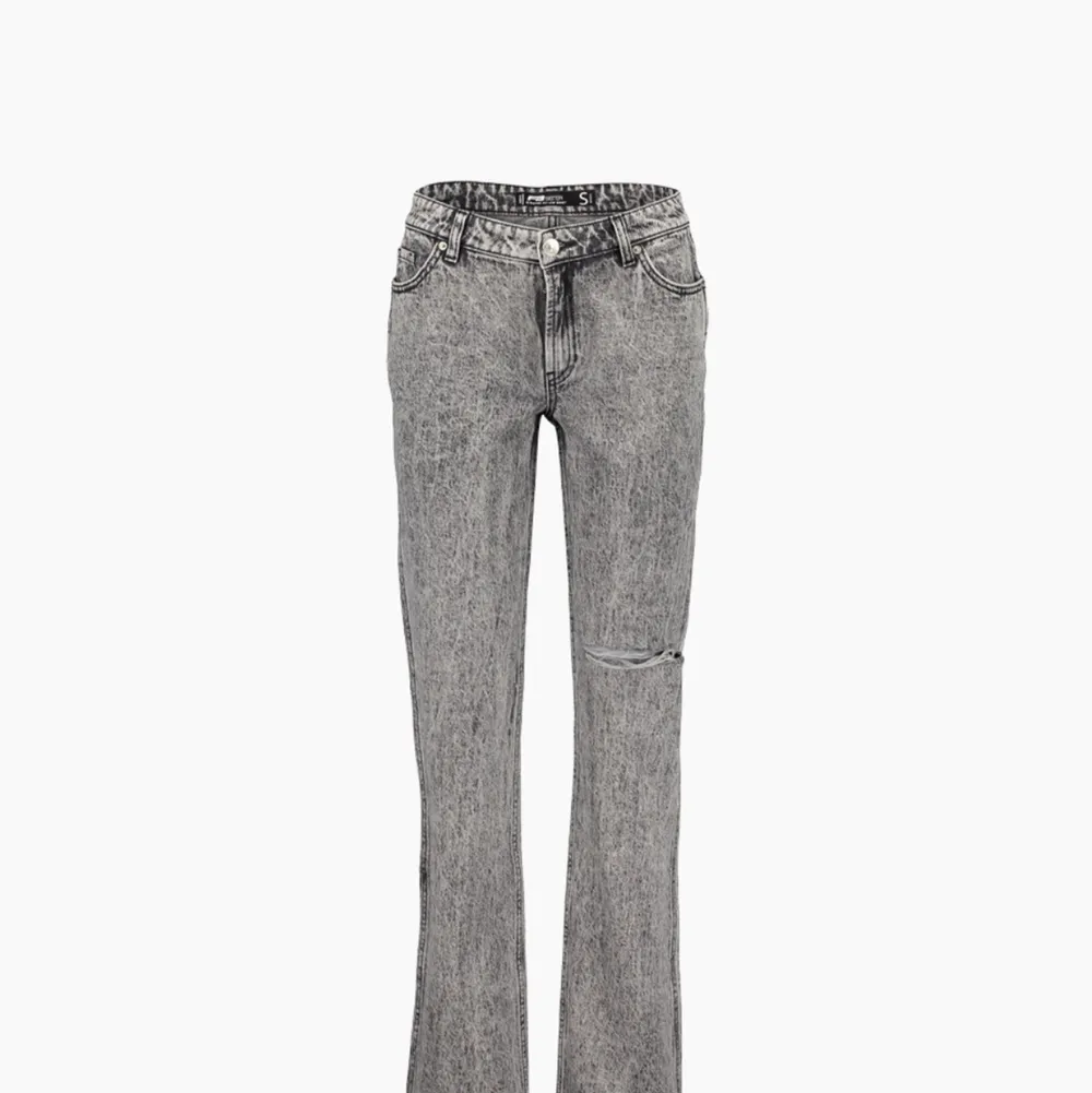lågmidjade gråa straight jeans från newyorker! änvända flertal gånger men är i bra skick. storleken är xs men är inte säker på om det är 32. nypris 279💕. Jeans & Byxor.