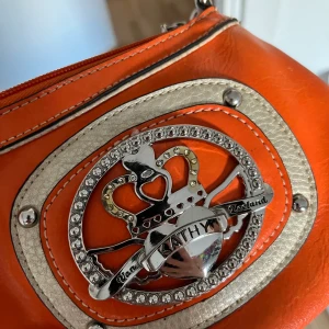 Kathy van Zeeland väska - Söt handväska från kathy van zeeland. Nyskick, delar och pris kan diskuteras. Skriv för mer bilder eller frågor ❤️ kan mötas upp i norrort. 