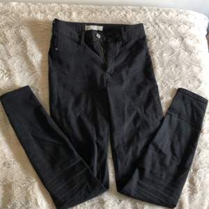 Svarta skinny (Molly) jeans från Gina tricot. 
