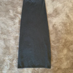Lång kjol - Lång grå kjol från Bik Bok. XS passar även S