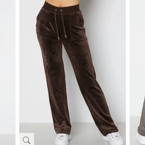 Bruna juicy couture byxor  - Säljer dess då jag inte har en användning utav dem längre. Knappt använda skriv privat för mer bilder. Priset kan alltid diskuteras! Klicka ej på köp direkt