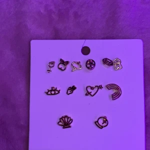 Örhängen  - Guldiga örhängen i olika former från monki nypris 80kr säljer för 60kr. Helt oanvända