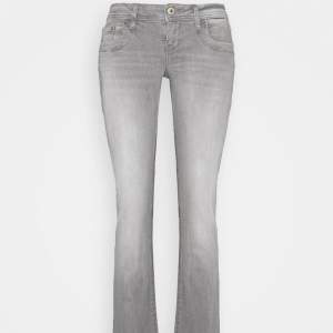 Säljer dessa slutsålda jeans från LTB i modellen Valerie. Köptes nydligen för 850kr. Dessa är sååå fina och perfekta bootcuten. Dem är i storlek 28x30 och är stretchiga. Kan posta idag vid snabb affär💓