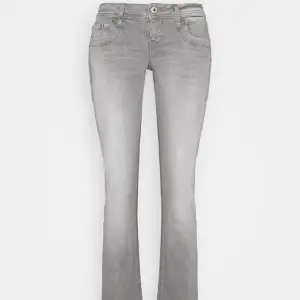 Säljer dessa slutsålda jeans från LTB i modellen Valerie. Köptes nydligen för 850kr. Dessa är sååå fina och perfekta bootcuten. Dem är i storlek 28x30 och är stretchiga. Kan posta idag vid snabb affär💓