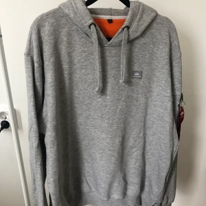 Alpha Industries Grå Hoodie - Storlek XL passar L Köpt för 600kr men använd så säljs för 150kr.