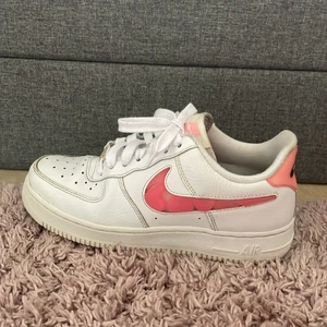 Nike air force 1 LOVE FOR ALL 💕 - Ett par Nike air force 1 skor limited edition köpta för 1 250 kr på SNS! Använda men helt ok skick rengjorda nyss och aldrig använda efter tvätt på sneakerstvätten! Buda minst 550 och köp direkt för 750 kr! Kan endast mötas upp! Skriv om du vill buda! ✨