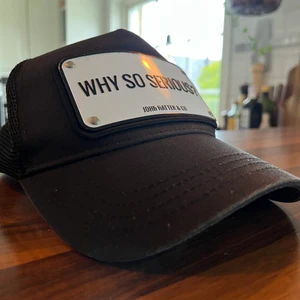 John hatter keps - Jag säljer nu min sparsamt använda John hatter keps. Den är i mycket fint skick och har ingen missfärgning mm. Fråga gärna om fler bilder!