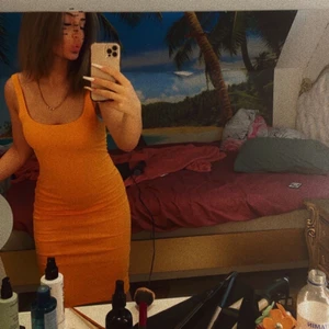 Klänning  - Säljer denna orange klänningen från bikbok i storlek S, använd ett riktigt få tal gånger och den går ner till lite över knäna beroende på hur lång man är. Säljer denna för 100 kronor