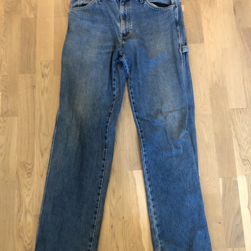 Snygga vintage dickies carpenter jeans som är slitna, därför de är till ett lägre pris. Storlek 34/34 som ger den en baggier fit.. Jeans & Byxor.