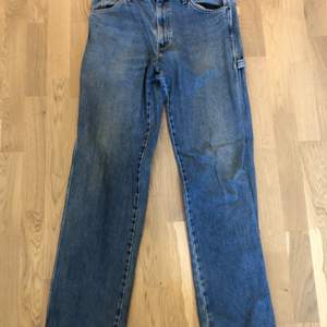Snygga vintage dickies carpenter jeans som är slitna, därför de är till ett lägre pris. Storlek 34/34 som ger den en baggier fit.