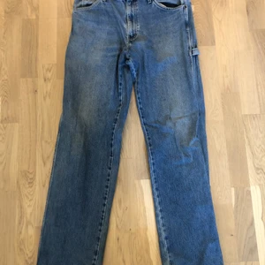 Ljusblåa Dickies Vintage Workpants - Snygga vintage dickies carpenter jeans som är slitna, därför de är till ett lägre pris. Storlek 34/34 som ger den en baggier fit.