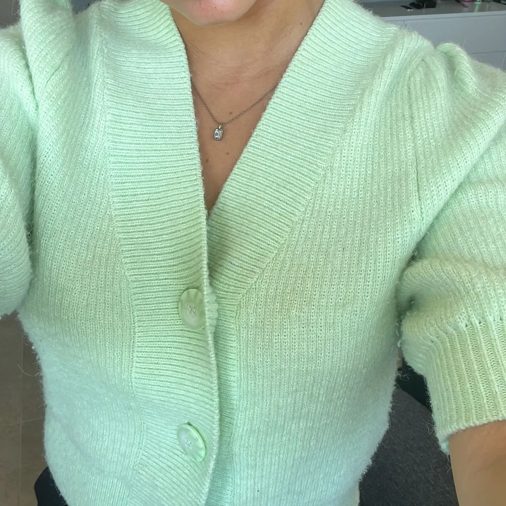 Denna fina stickade tröja är från Zara och är oanvänd. En jättefin ljusgrön färg💚💚 . Stickat.