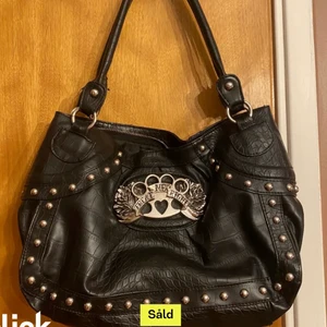 Väska - Köpte på plick men kände att de inte är min stil så säljer! Gott skick men dragkedjan är sönder men går stt laga. 