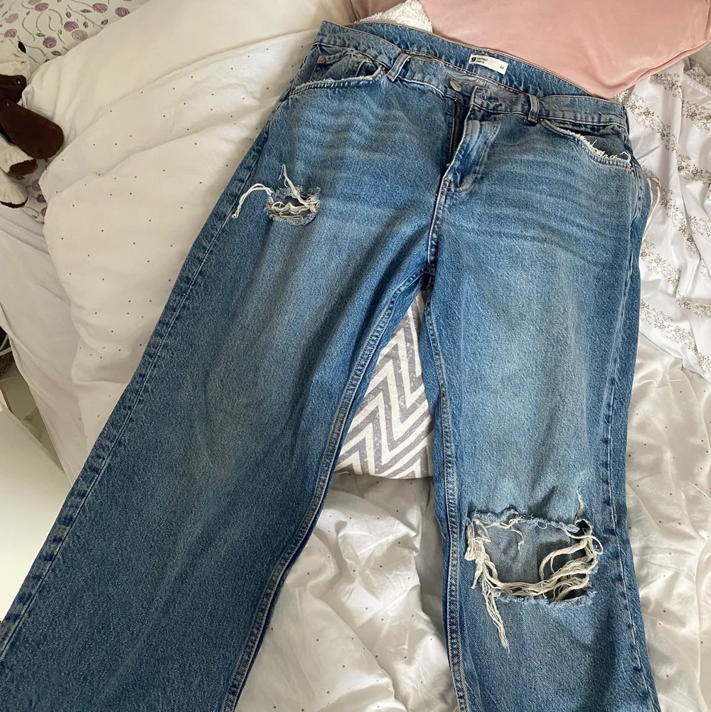 Mörkblåa jeans med hål från Gina tricot. 90’s high waist jeans petitie. Nypris 599kr, säljer för 200kr 💗. Jeans & Byxor.