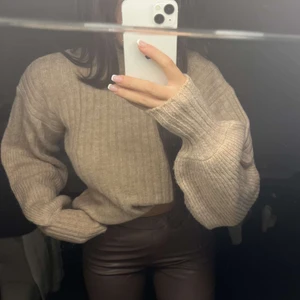 Stickad tröja  - Säljer men helt nya tröja som är köpt från NAKD. Tröja är både mysig och bekväm men tyvär så har den inte kommit till användning. 🥰🥰