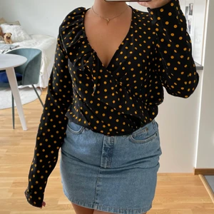 Blus - Prickig blus från NA-KD i strl 36 o fint skick 🐝 Fraktas spårbart för 39 kr! 💌