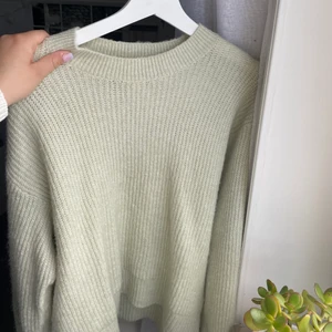 Ljusgrön stickad  - Ljusgrön / mint grön stickad från hm strl s men passar mig som vanligtvis har något större. Väldigt mysig och perfekt till hösten 😍