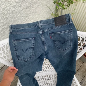 Levis jeans 514 - Sjukt fräscha Levis 514 jeans som är i nyskick då de ej är använda. Modellen på jeansen är 514 o sitter ganska exakt som 501 bortsett från att det är dragkedja i gylfen o ej knappar. Storleken är 32/34 men sitter mer som 32/32 skulle jag säga.