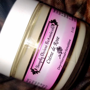 Simply Divine botanicals creme de rose, ros balm  som ny.  - Simply Divine botanicals creme de rose, ros balm  som ny. Nypris ca 600 kr. GlamGlow mindre mask, 80% kvar i produkten. 